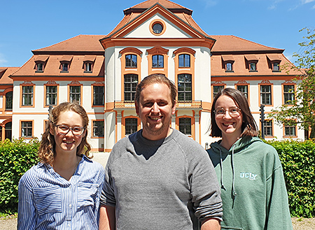 Das Projektleitungs-Team vor der Sommerresidenz der Katholischen Universität Eichstätt-Ingolstadt